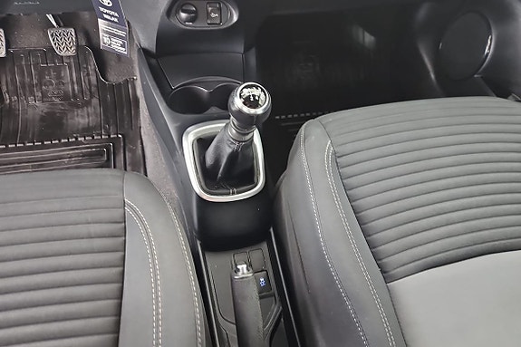 Toyota Yaris 27 of 29