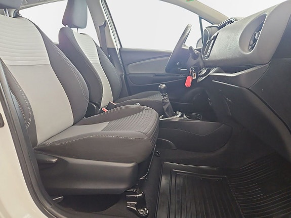 Toyota Yaris 12 of 29