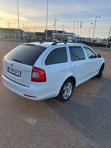 Skoda Octavia 2 of 5