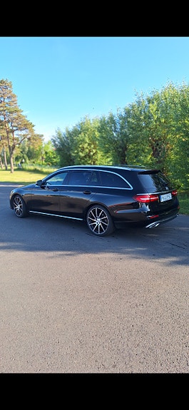 Mercedes-Benz E220 d 2 of 5