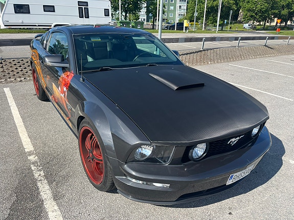 Ford Mustang 3 of 5