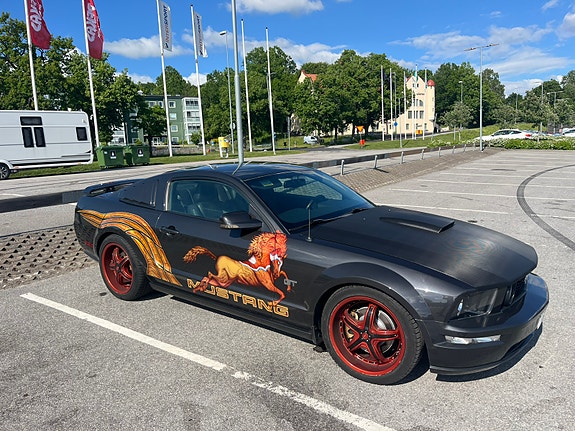 Ford Mustang 4 of 5