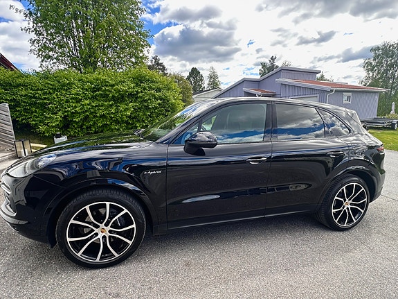 Porsche Cayenne 3 of 5