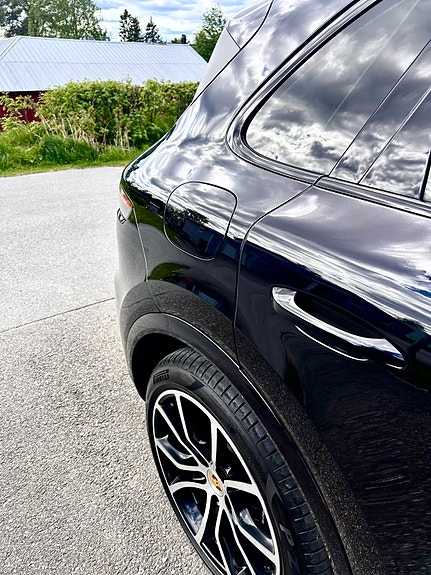 Porsche Cayenne 4 of 5