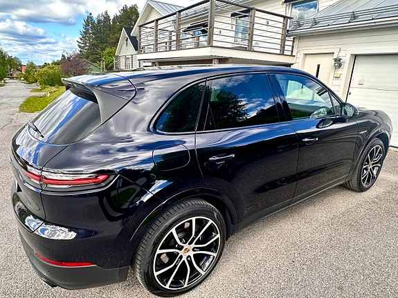 Porsche Cayenne 2 of 5