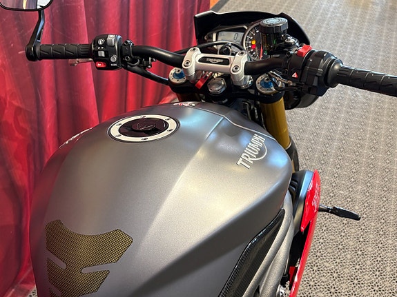 Triumph SPEED TRIPLE R 9 of 17