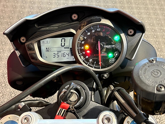 Triumph SPEED TRIPLE R 13 of 17