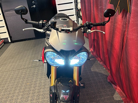 Triumph SPEED TRIPLE R 3 of 17