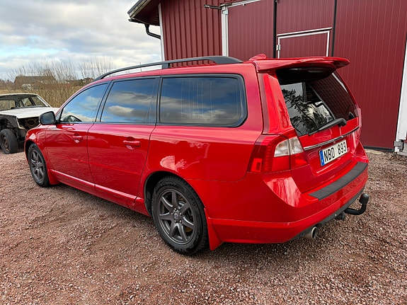 Volvo V70 2 of 8