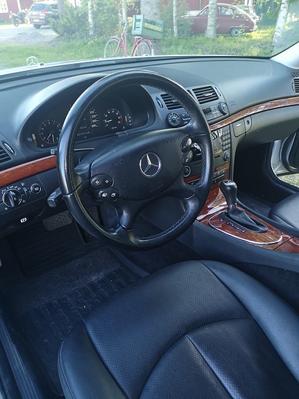 Mercedes-Benz E200 3 of 4