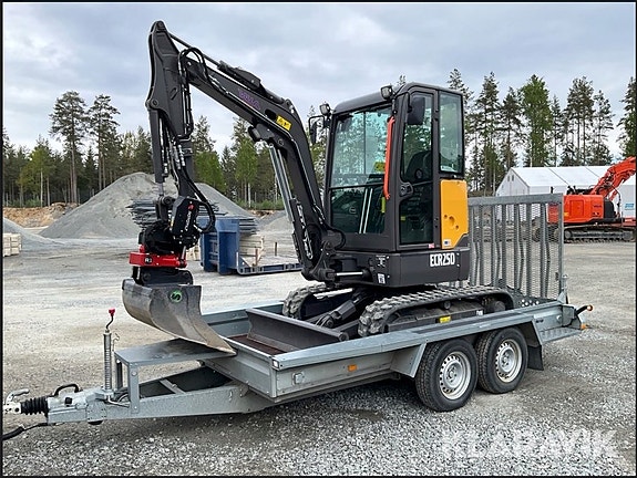 UTHYRES 2,5 tons grävmaskin med rototilt på släpkärra