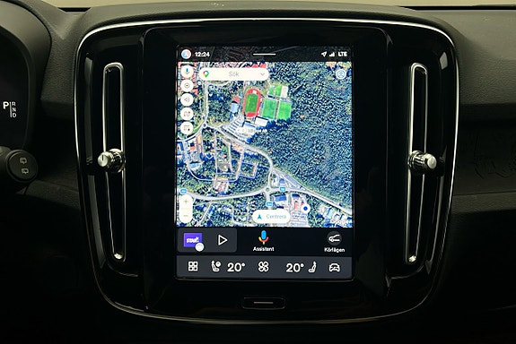 Volvo XC40 8 of 27