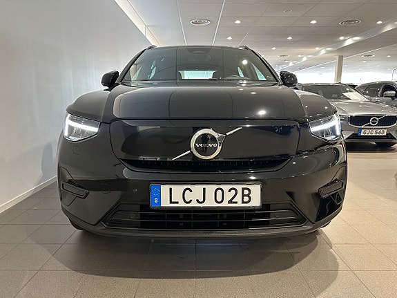 Volvo XC40 2 of 5