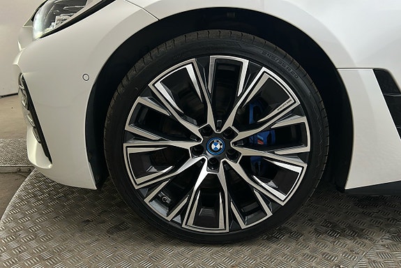 BMW i4 12 of 26