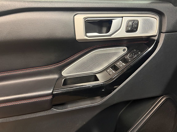 Ford Explorer 10 of 15
