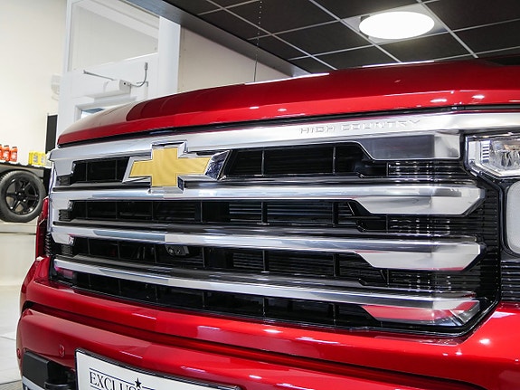 Chevrolet Silverado 2 of 5