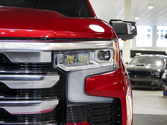 Chevrolet Silverado 3 of 5