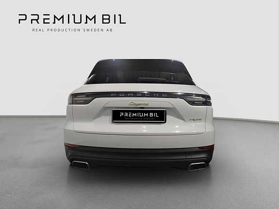 Porsche Cayenne 4 of 5