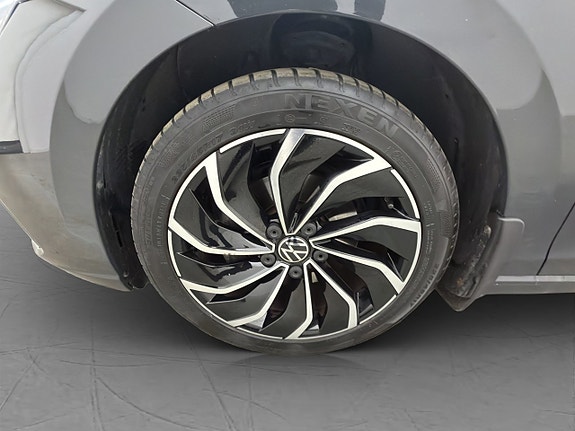 Volkswagen Golf VIII 24 of 27