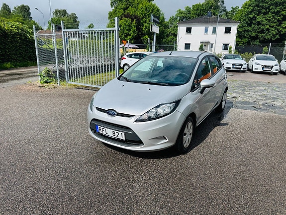 Ford Fiesta 2 of 5