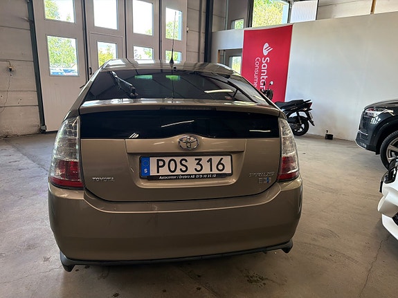 Toyota Prius 6 of 9