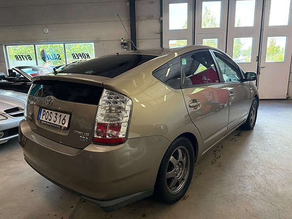 Toyota Prius 7 of 9