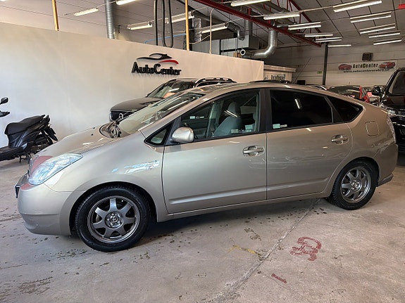 Toyota Prius 4 of 5