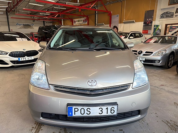 Toyota Prius 2 of 5