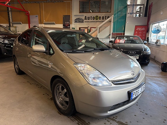 Toyota Prius 3 of 5