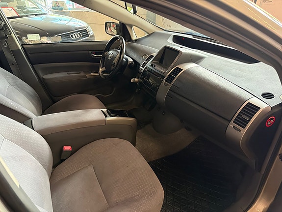 Toyota Prius 8 of 9