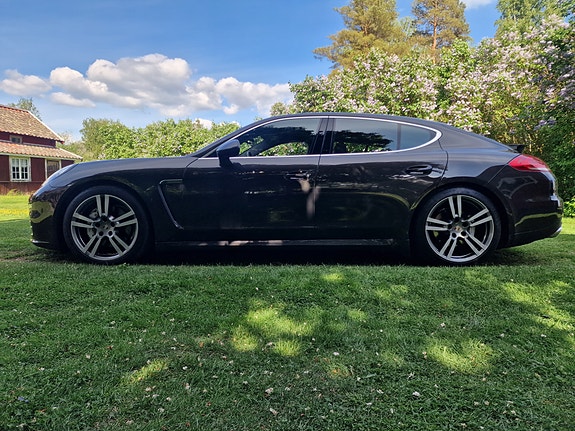 Porsche Panamera 4S 2 of 5