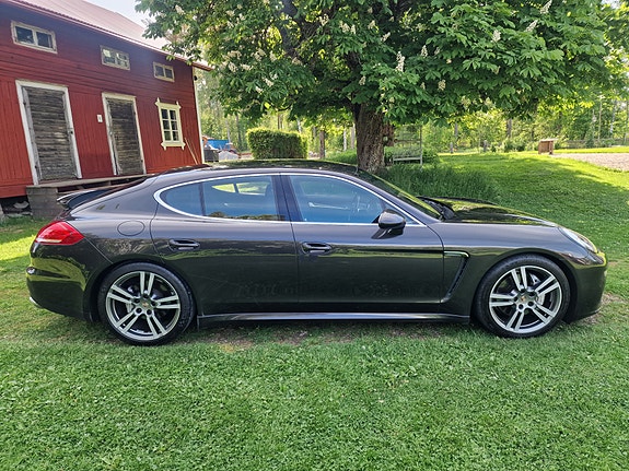 Porsche Panamera 4S 4 of 5
