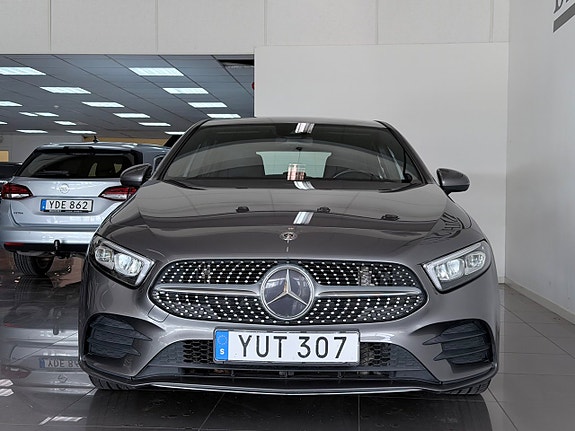 Mercedes-Benz A180 2 of 5