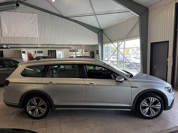 Volkswagen Passat Alltrack 2 of 5