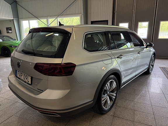 Volkswagen Passat Alltrack 3 of 5