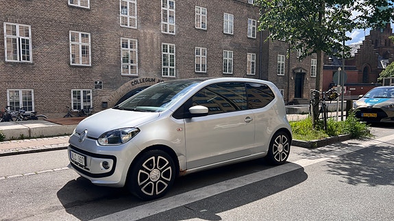 Volkswagen UP! 2 of 5