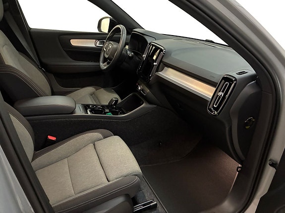 Volvo XC40 4 of 5
