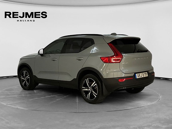 Volvo XC40 2 of 5
