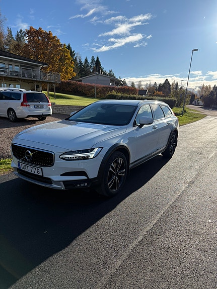 Volvo V90 Cross Country 2 of 5