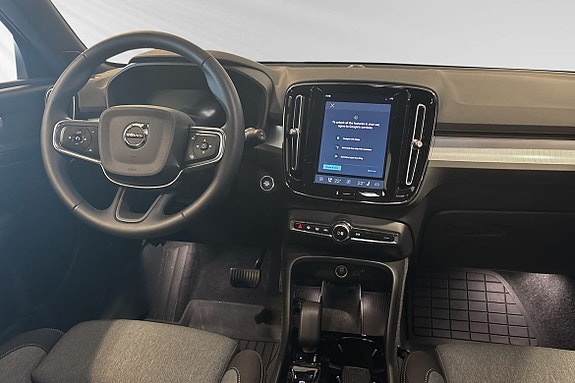 Volvo XC40 17 of 30