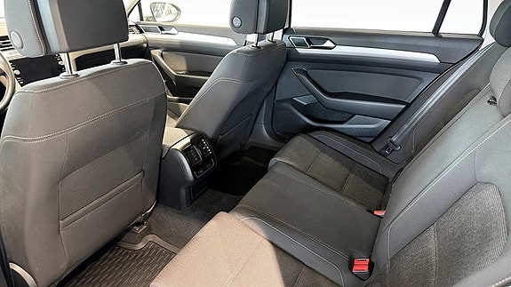 Volkswagen Passat 12 of 14