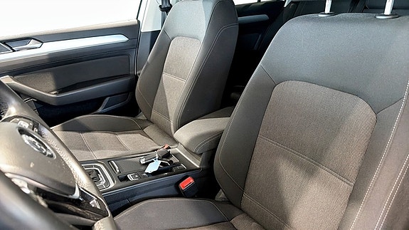 Volkswagen Passat 8 of 14