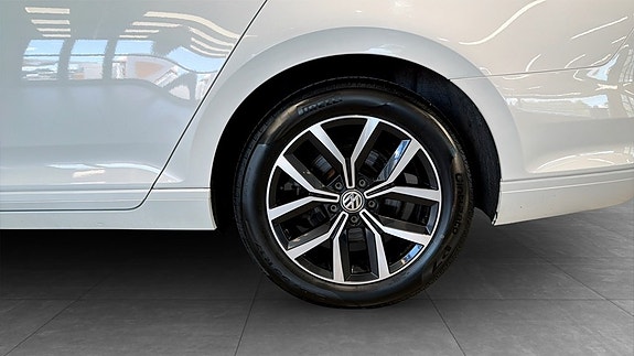 Volkswagen Passat 6 of 14