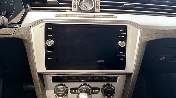 Volkswagen Passat 9 of 14