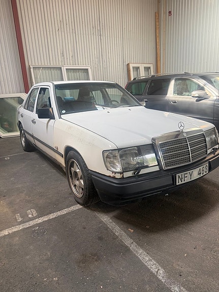 Mercedes-Benz 230 E 2 of 3