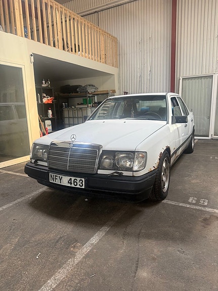 Mercedes-Benz 230 E 3 of 3