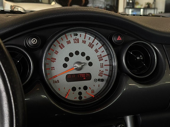 MINI Cooper 13 of 15