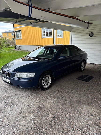 Volvo S60 2 of 5