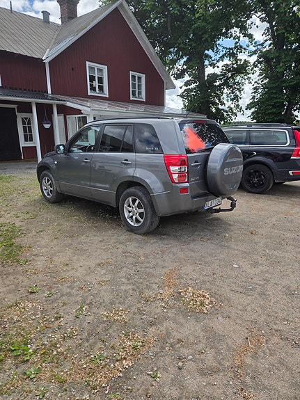 Suzuki Grand Vitara 2 of 5
