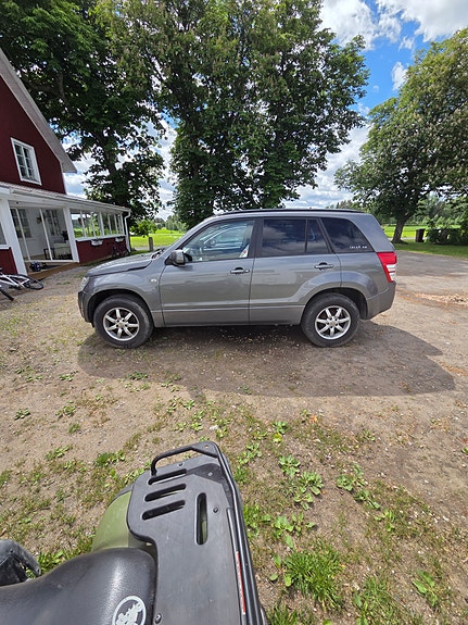 Suzuki Grand Vitara 3 of 5